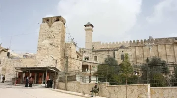 الخارجية الفلسطينية تنبه من آثار فرض السيطرة الإسرائيلية على الحرم الإبراهيمي.