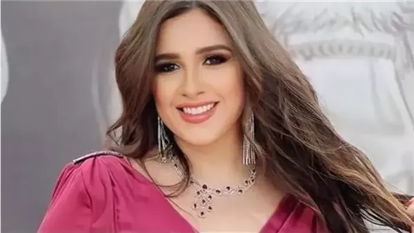ياسمين عبد العزيز ترتدي عباءة وتغطي رأسها خلال زيارتها المسجد الكبير في أبوظبي (فيديو)