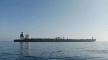 إيران توقف سفينة نفطية أجنبية بتهمة تهريب مليوني لتر من الوقود وتقوم باعتقال طاقمها.