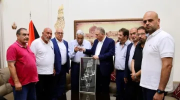 السفير دبور يستقبل وفد تجمع اللجان في زيارة لتوديعهم