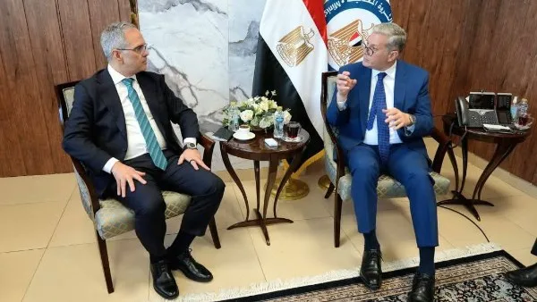 وزير البترول يناقش مع “شلمبرجير” تحسين حقول النفط القديمة وزيادة إنتاجها