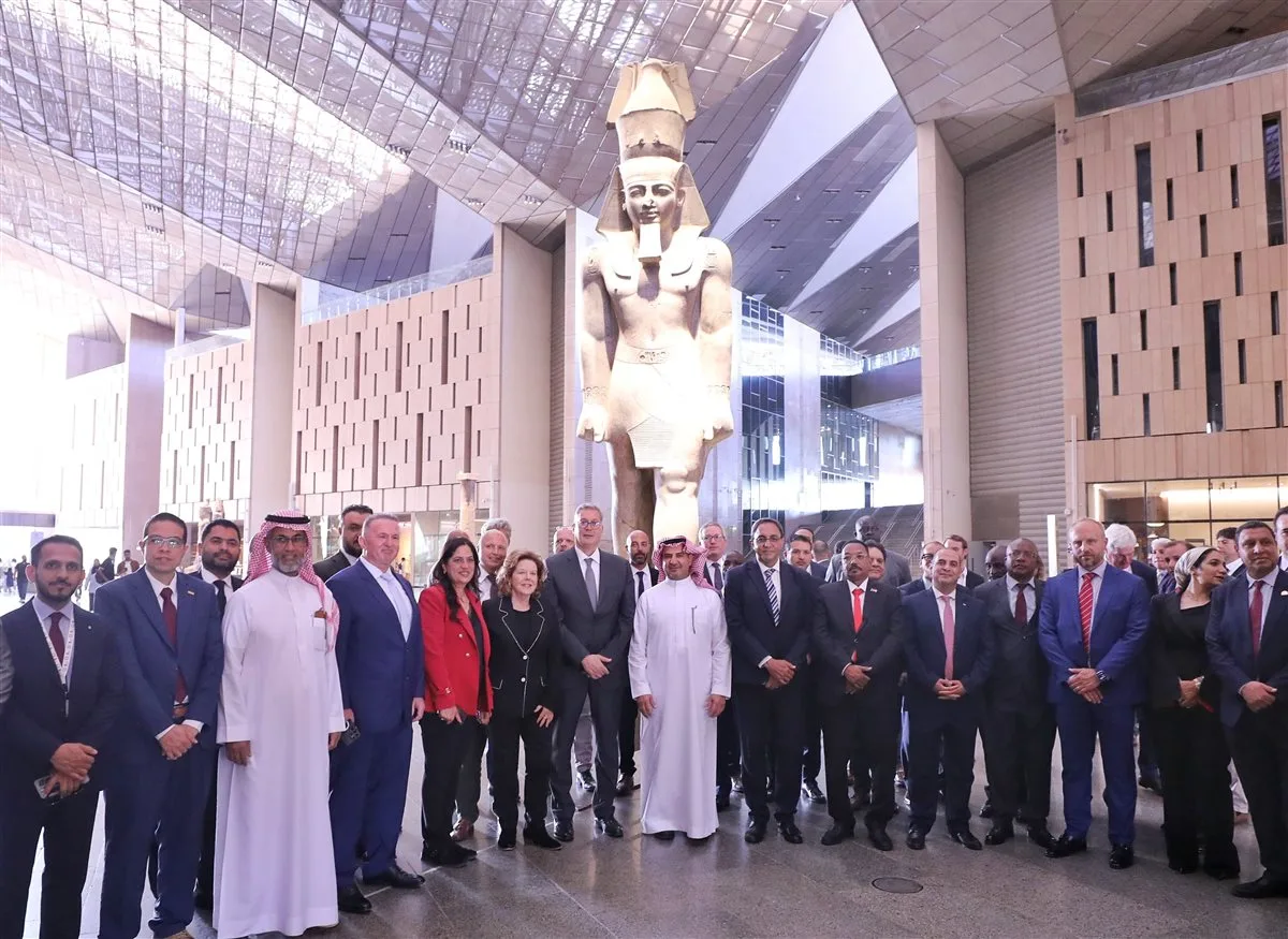 وزير البترول يقوم بجولة للزوار البارزين في المتحف المصري الكبير وزير البترول يقوم بجولة للزوار البارزين في المتحف المصري الكبير