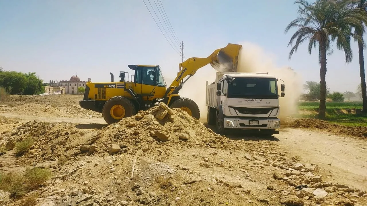 محافظ أسيوط يعلن عن تنفيذ حملات تنظيف وإزالة تراكمات القمامة مع رفع 55 طن من المخلفات محافظ أسيوط يعلن عن تنفيذ حملات تنظيف وإزالة تراكمات القمامة مع رفع 55 طن من المخلفات