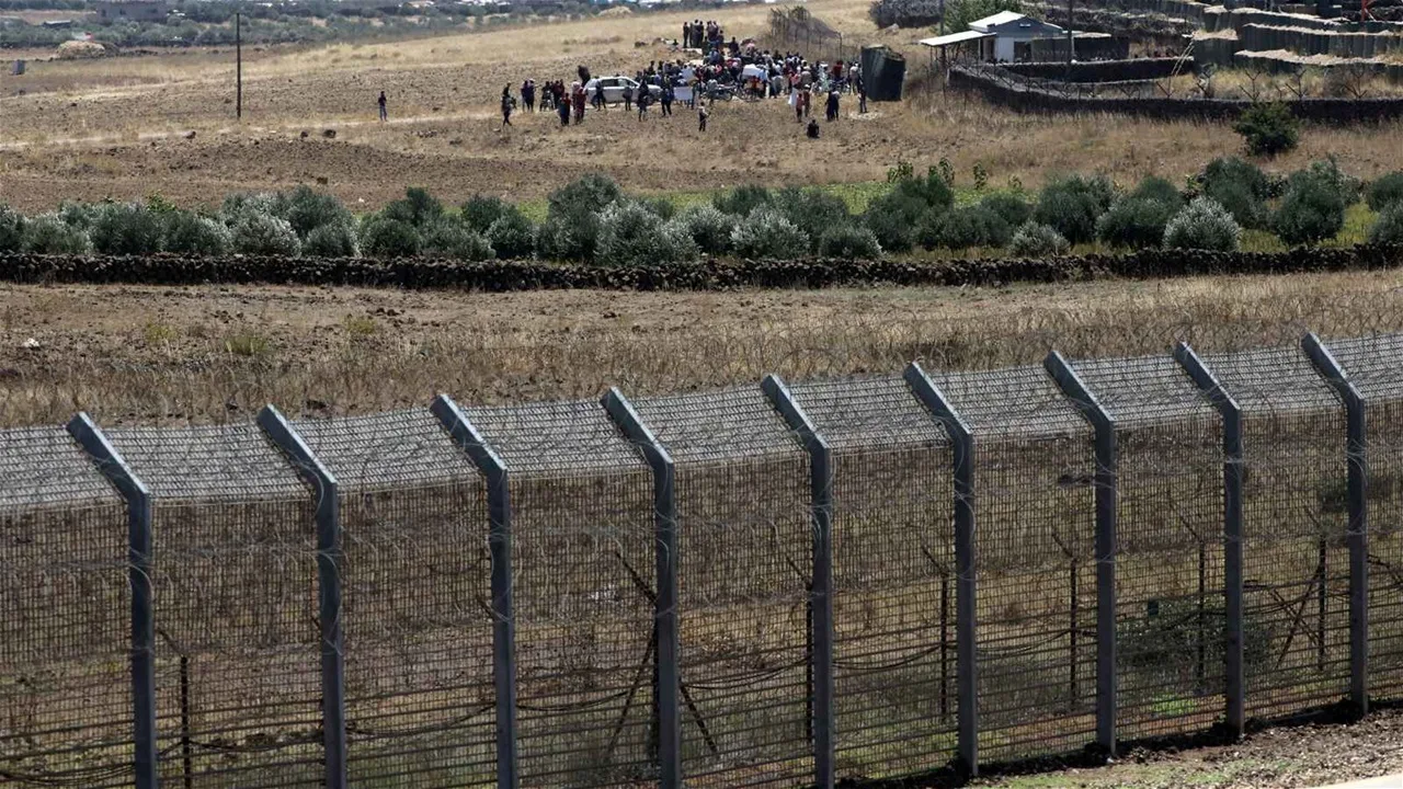 القناة 12 الإسرائيلية: مجموعة من الدروز الإسرائيليين تتجاوز الحدود نحو سوريا القناة 12 الإسرائيلية: مجموعة من الدروز الإسرائيليين تتجاوز الحدود نحو سوريا
