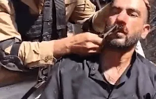 عاجل: “قص الشوارب” وإهانة للمدنيين في السويداء من قبل مسلحي الجولاني (صور)