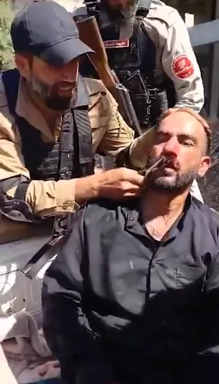 عاجل: “قص الشوارب” وإهانة للمدنيين في السويداء من قبل مسلحي الجولاني (صور) عاجل: “قص الشوارب” وإهانة للمدنيين في السويداء من قبل مسلحي الجولاني (صور)