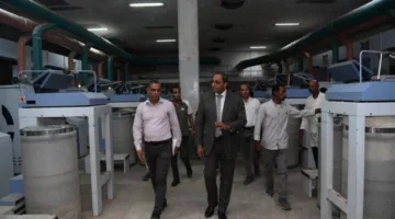 محافظ قنا يزور مصنع غزل قنا لمتابعة سير العمل وتعزيز فرص الاستثمار والتطوير.