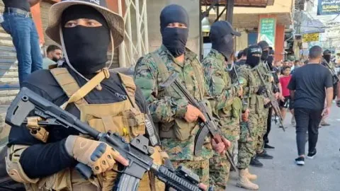 تزايد التوترات في مخيمات لبنان: مخطط عباس يؤدي إلى الاضطرابات والتمرد، مع اقتحام مكاتب وارتفاع الخلافات وتحذيرات من العنف والاقتتال. ما يحدث داخل المخيمات الفلسطينية؟ تزايد التوترات في مخيمات لبنان: مخطط عباس يؤدي إلى الاضطرابات والتمرد، مع اقتحام مكاتب وارتفاع الخلافات وتحذيرات من العنف والاقتتال. ما يحدث داخل المخيمات الفلسطينية؟