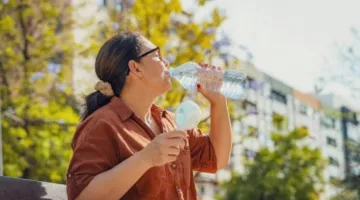 كيف تقي نفسك من ضربة الشمس والإجهاد الحراري في فترات ارتفاع درجات الحرارة؟