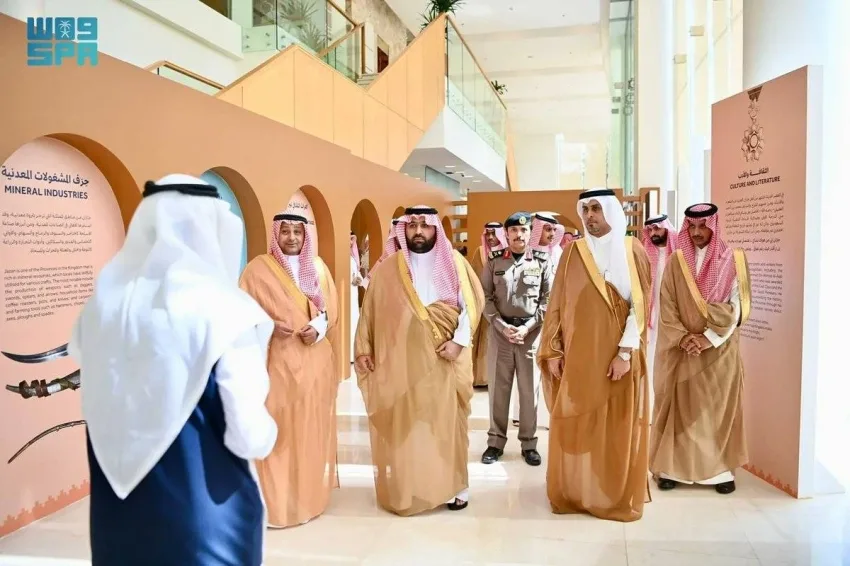 أمير جازان يتفقد بيت الحرفيين ويتعرف على مبادراته في تنمية الحرف اليدوية