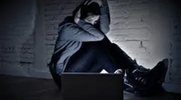 ابتزاز طالبة في كلية الطب بصور خاصة وتهديد بالفضيحة مقابل “علاقة غير مشروعة”