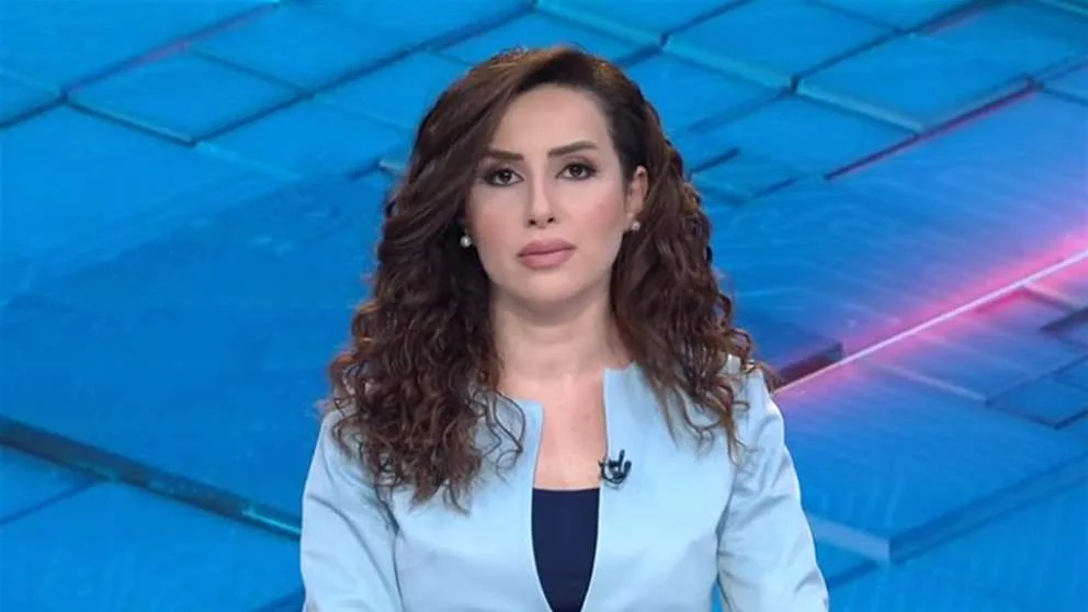مقدمة برامج تلفزيون سوريا تنهض فجأة على الهواء بعد الهجمات الإسرائيلية على وزارة الدفاع. مقدمة برامج تلفزيون سوريا تنهض فجأة على الهواء بعد الهجمات الإسرائيلية على وزارة الدفاع.