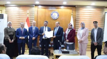 رئيس جامعة بني سويف يوزع عقود المشاريع البحثية الممولة بقيمة 2.3 مليون جنيه على الفائزين.