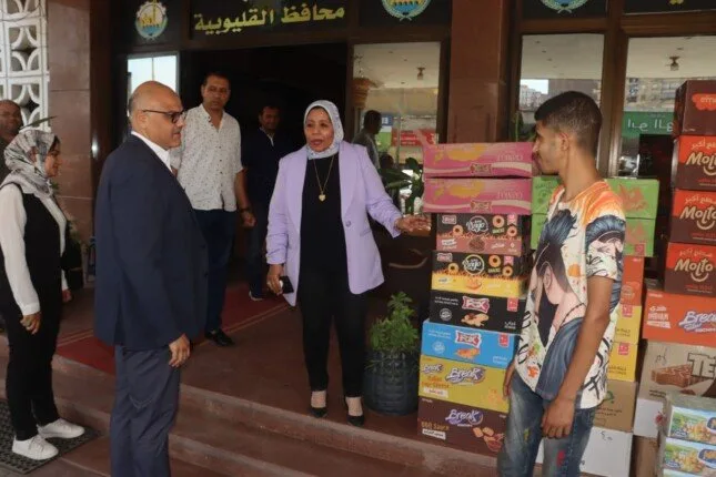 محافظ القليوبية يتفاعل مع شاب ويقدم له مساعدة لمشروعه الصغير محافظ القليوبية يتفاعل مع شاب ويقدم له مساعدة لمشروعه الصغير