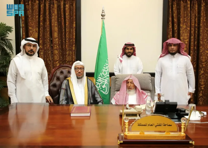مفتي عام المملكة يستقبل المفوض للإفتاء في منطقة مكة المكرمة مفتي عام المملكة يستقبل المفوض للإفتاء في منطقة مكة المكرمة