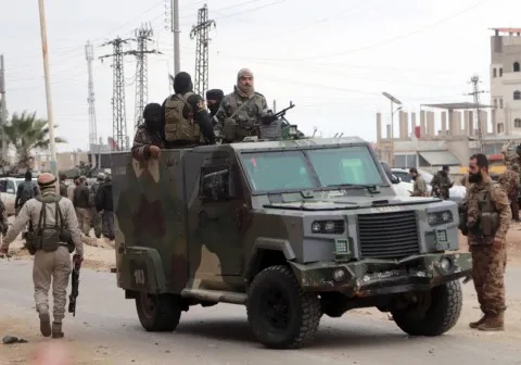انسحاب الجيش السوري من السويداء تنفيذًا للاتفاق بعد إكمال المهمة.. اكتشاف جثث مدنيين وعناصر أمنية. انسحاب الجيش السوري من السويداء تنفيذًا للاتفاق بعد إكمال المهمة.. اكتشاف جثث مدنيين وعناصر أمنية.