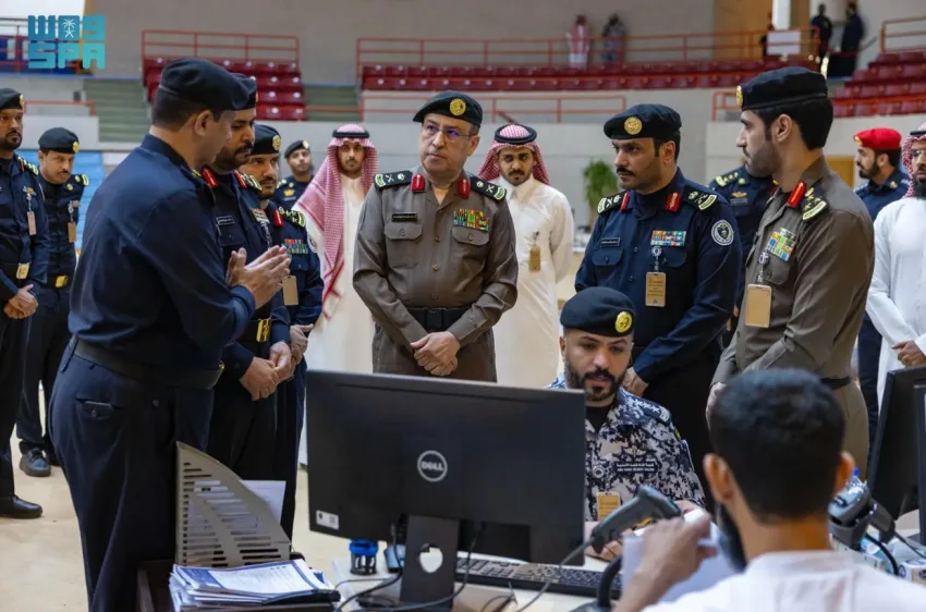 وكيل وزارة الداخلية للشؤون العسكرية يزور لجان المتقدمين لدورة تأهيل الضباط الجامعيين وكيل وزارة الداخلية للشؤون العسكرية يزور لجان المتقدمين لدورة تأهيل الضباط الجامعيين