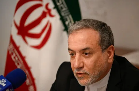 إيران تؤكد دعمها لاستقلال وسلامة الأراضي السورية، وفقًا لعراقجي إيران تؤكد دعمها لاستقلال وسلامة الأراضي السورية، وفقًا لعراقجي