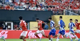 عاجل | مدافع الأهلي يغادر ويبرم عقدًا جديدًا مع ناديه لمدة 4 سنوات