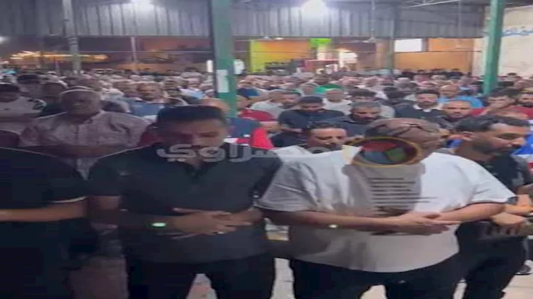 في لحظة مؤثرة.. الآلاف يودّعون جثمان ميمي عبد الرازق في بورسعيد (فيديو وصور) في لحظة مؤثرة.. الآلاف يودّعون جثمان ميمي عبد الرازق في بورسعيد (فيديو وصور)