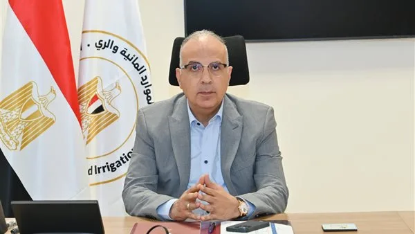 وزير الموارد المائية يتناول مجموعة من النماذج والمقترحات لتحسين واجهات المدن على ضفاف النيل
