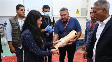 «رانيا المشاط» تقدم 100 طرف صناعي للمتضررين من الألغام في مطروح