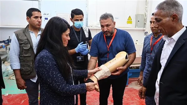 «رانيا المشاط» تقدم 100 طرف صناعي للمتضررين من الألغام في مطروح «رانيا المشاط» تقدم 100 طرف صناعي للمتضررين من الألغام في مطروح