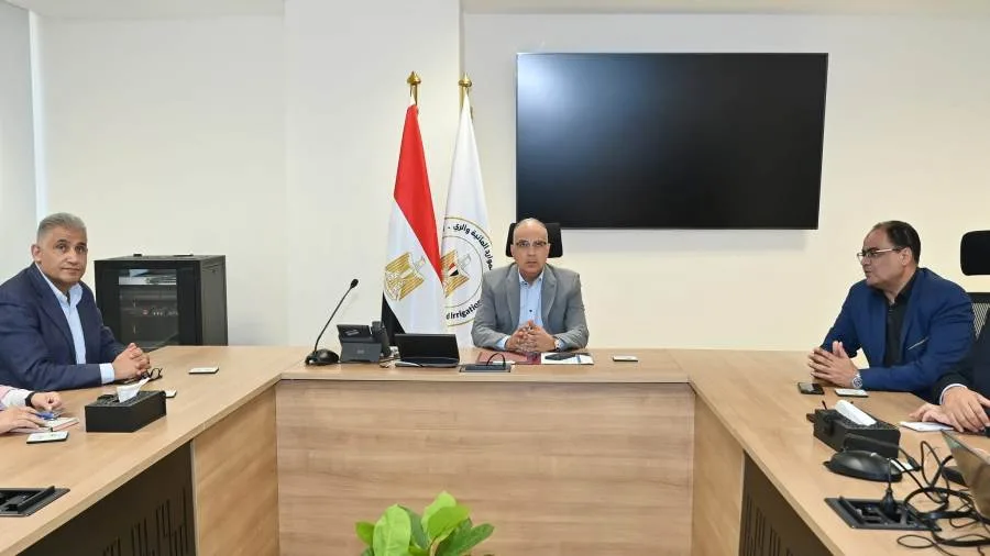 وزير الري يستعرض مقترحات ونماذج لتحسين واجهات المدن النيلية ويتابع تقدم مشاريع التطوير