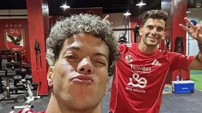 سيلفي العمالقة: إمام عاشور يشارك صورة مع زيزو في صالة الألعاب بالنادي الأهلي سيلفي العمالقة: إمام عاشور يشارك صورة مع زيزو في صالة الألعاب بالنادي الأهلي