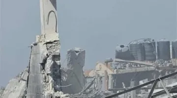 الاعتداء يصل إلى أماكن العبادة: إسرائيل تقصف كنيسة العائلة المقدسة في غزة وتُصيب كاهنها.