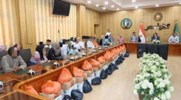 محافظ المنوفية يوزع مساعدات مالية وعينية على 40 حالة محتاجة