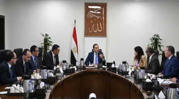 رئيس الوزراء يُطالب بتشجيع الشركات الكبرى على تطوير صناعة محطات تحلية المياه محليًا