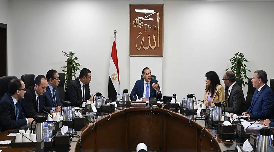 رئيس الوزراء يُطالب بتشجيع الشركات الكبرى على تطوير صناعة محطات تحلية المياه محليًا