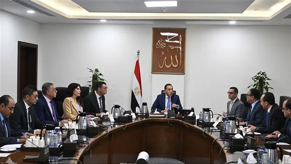 مدبولي يقدم النسخة النهائية لمشروع قانون المناطق المالية تمهيدًا لإحالته إلى البرلمان
