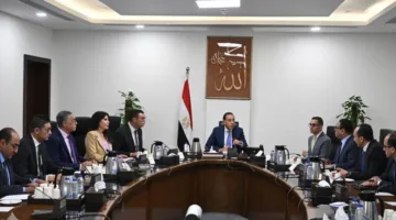 رئيس الوزراء يبرز تفاصيل النسخة النهائية لمشروع قانون المناطق المالية والتجارية المركزية