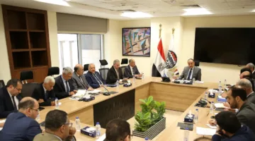 وزير قطاع الأعمال يناقش المشاريع التوسعية مع رؤساء الشركات القابضة ويتابع آخر مستجدات التطوير