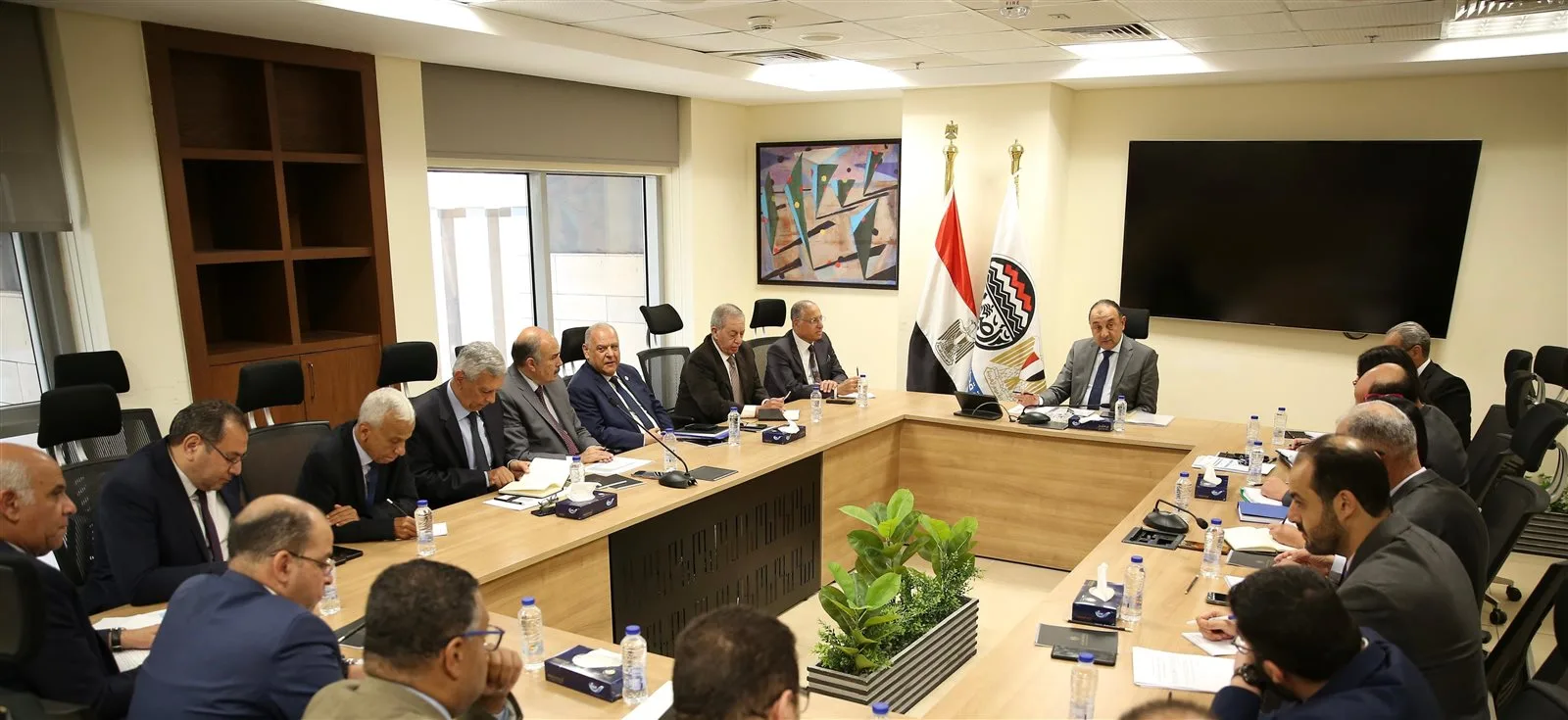 وزير قطاع الأعمال يناقش المشاريع التوسعية مع رؤساء الشركات القابضة ويتابع آخر مستجدات التطوير وزير قطاع الأعمال يناقش المشاريع التوسعية مع رؤساء الشركات القابضة ويتابع آخر مستجدات التطوير