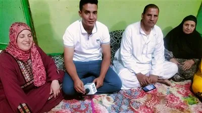 «أنس» الذي حقق المركز الأول على مستوى الجمهورية في الثانوية الفنية بالشرقية: أسعدت والدي وإخوتي من الأطباء، وأطمح في الحصول على منحة لدراسة الطب البيطري. «أنس» الذي حقق المركز الأول على مستوى الجمهورية في الثانوية الفنية بالشرقية: أسعدت والدي وإخوتي من الأطباء، وأطمح في الحصول على منحة لدراسة الطب البيطري.