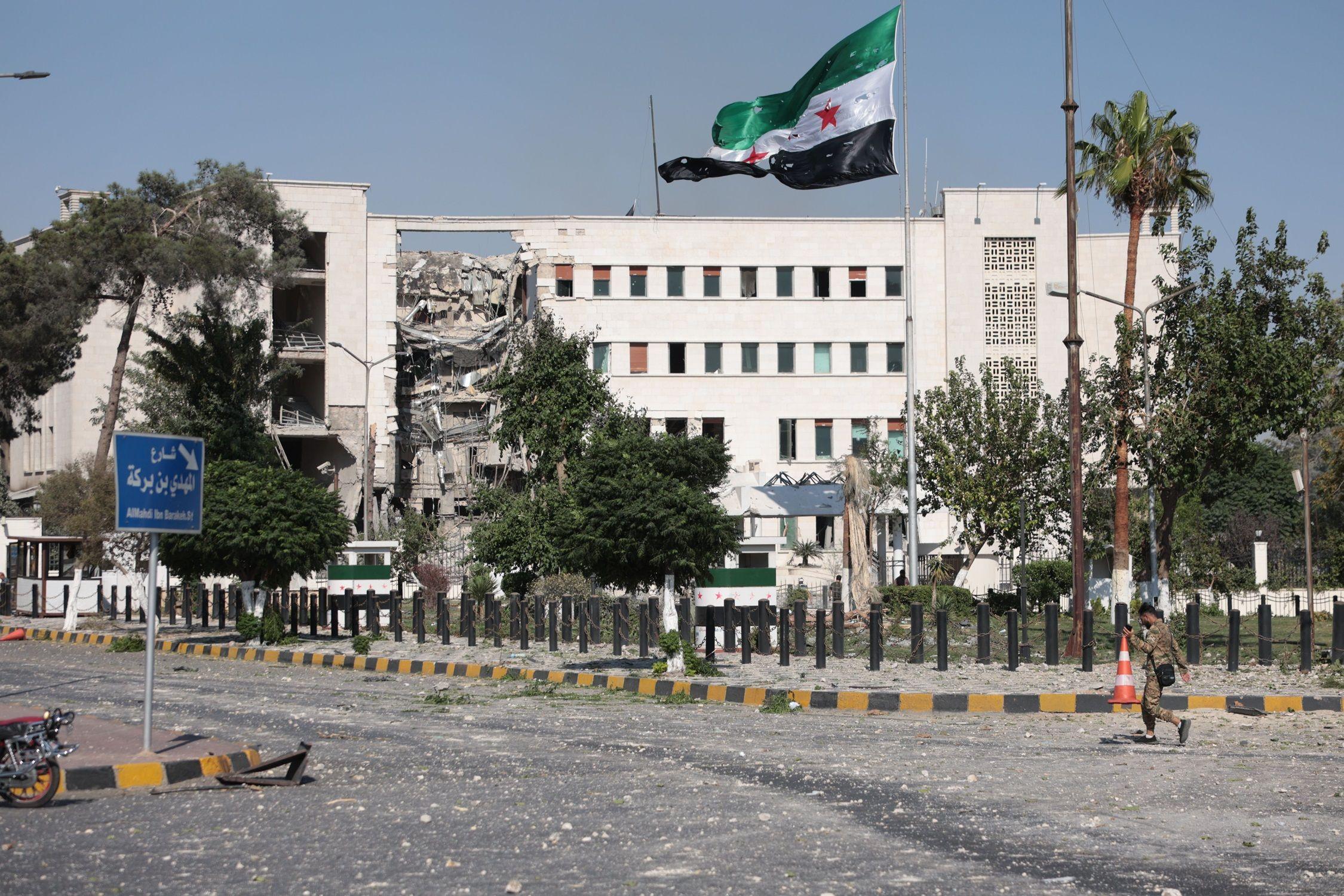 مبنى وزارة الدفاع السورية المتضرر، والذي يضم مقر هيئة الأركان العامة للجيش، في أعقاب غارة جوية إسرائيلية في دمشق، سوريا