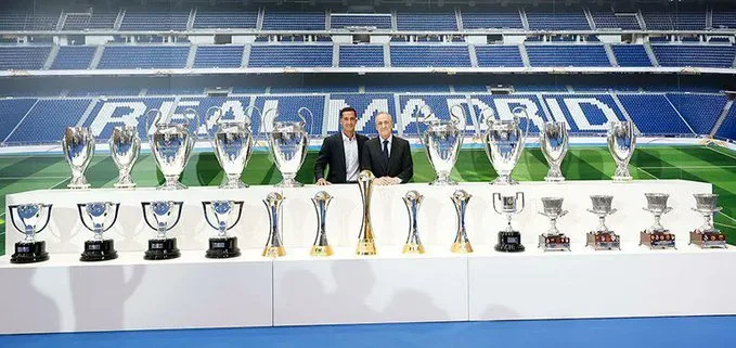 فاسكيز يتوجه بجمل مؤثرة لجماهير ريال مدريد أثناء وداعه فاسكيز يتوجه بجمل مؤثرة لجماهير ريال مدريد أثناء وداعه