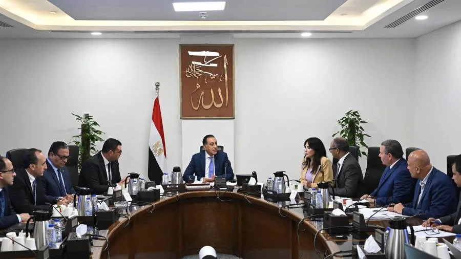 رئيس الوزراء يراقب تنفيذ خطة محطات تحلية مياه ساحل الشمال الغربي