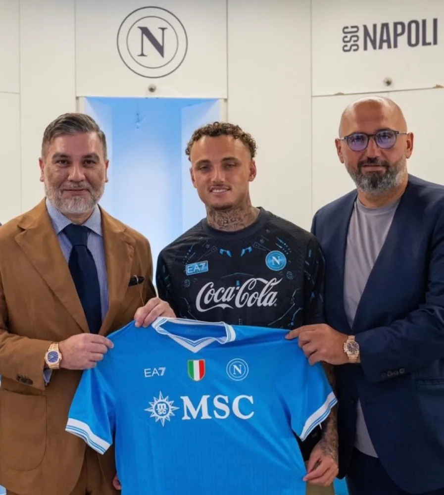 نادي نابولي الإيطالي يتعاقد مع المهاجم نوا لانغ من فريق آيندهوفن الهولندي. نادي نابولي الإيطالي يتعاقد مع المهاجم نوا لانغ من فريق آيندهوفن الهولندي.