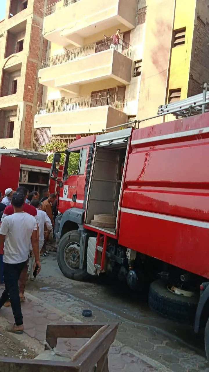 إخماد حريق في مخزن للأخشاب بمدينة العاشر من رمضان دون وقوع إصابات إخماد حريق في مخزن للأخشاب بمدينة العاشر من رمضان دون وقوع إصابات