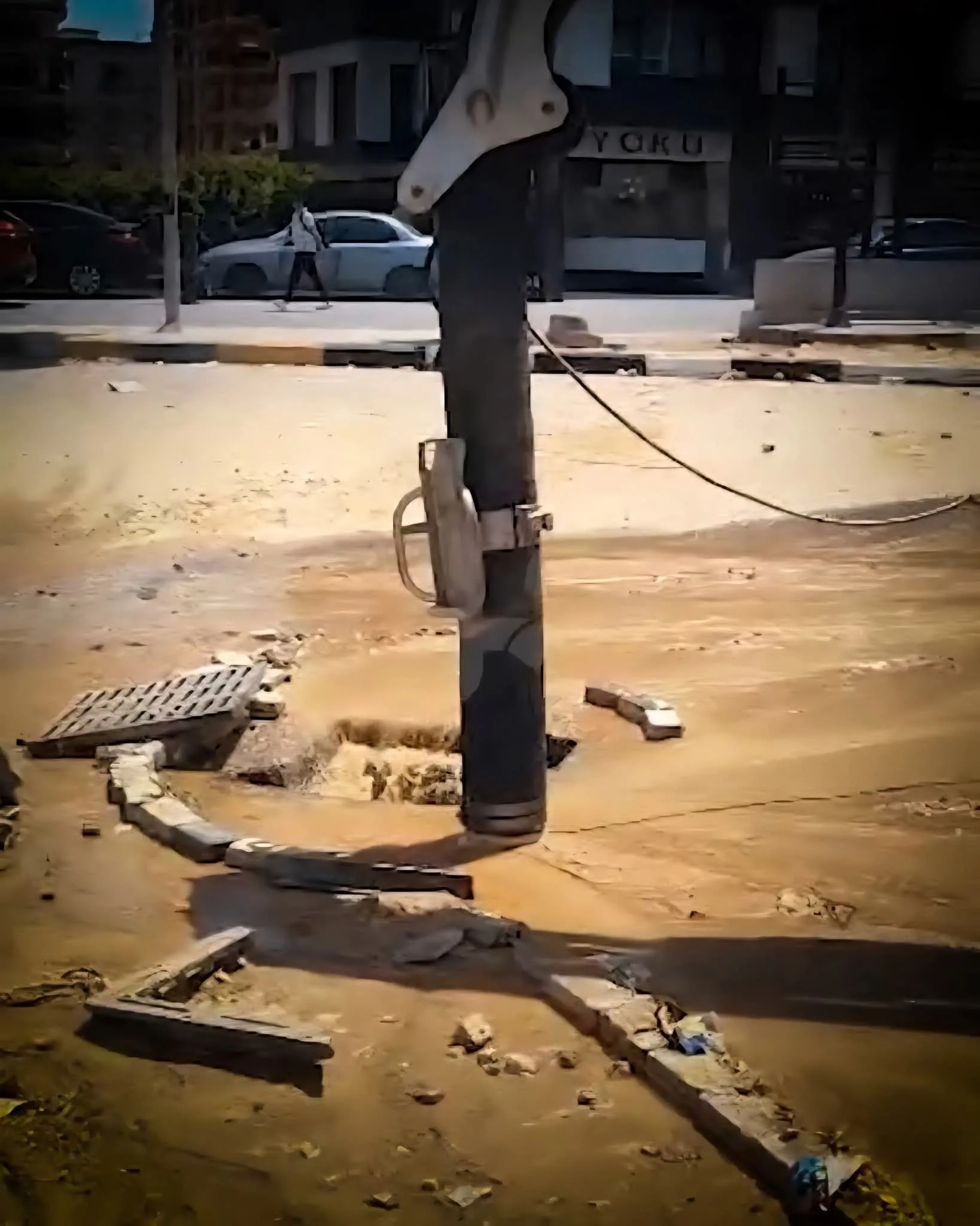 ننشر صورًا لصدوع في جانب طلعة محور حسب الله الكفراوي نتيجة لتسرب المياه. ننشر صورًا لصدوع في جانب طلعة محور حسب الله الكفراوي نتيجة لتسرب المياه.
