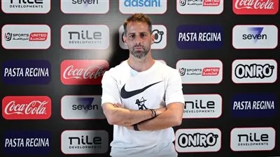توجيهات خاصة من فيريرا للاعبي الزمالك خلال تمرين الفريق في العاصمة الإدارية توجيهات خاصة من فيريرا للاعبي الزمالك خلال تمرين الفريق في العاصمة الإدارية