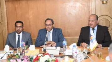 محافظ قنا يستعرض سبل تنفيذ مبادرة سكن كريم لتحسين منازل الأسر الأكثر احتياجاً