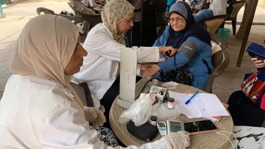 حملة “صحة 100 يوم” تقدم مليوني خدمة طبية مجانية في اليوم الأول. حملة “صحة 100 يوم” تقدم مليوني خدمة طبية مجانية في اليوم الأول.