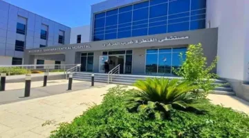 جرّاح يستخدم مشرطًا لإزالة خطر إصابة بالبطن في مستشفى القنطرة غرب