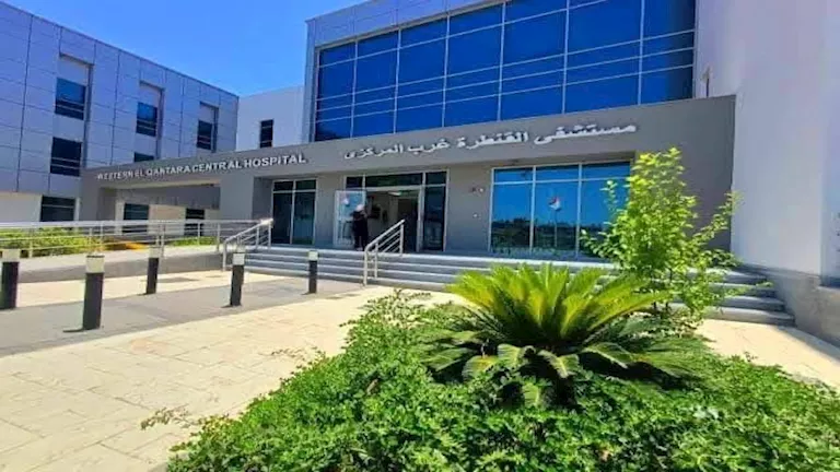جرّاح يستخدم مشرطًا لإزالة خطر إصابة بالبطن في مستشفى القنطرة غرب