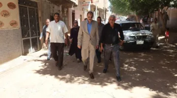 محافظ سوهاج يقوم بجولة لتقييم الخدمات المتاحة للمواطنين والوضع العام في قرية “المدمر”